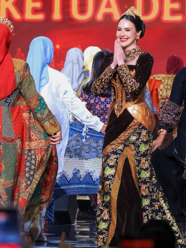 Arumi Bachsin di Hari Batik (instagram.com/arumibachsin_94)
