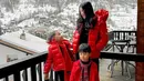 Di beberapa potret lainnya, Rachel Vennya kompak tampil dengan jaket merah bersama kedua anaknya. [Foto: Instagram/rachelvennya]