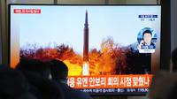 Orang-orang menonton program berita TV yang menampilkan file gambar peluncuran rudal Korea Utara di Stasiun Kereta Seoul di Seoul, Selasa (11/1/2022). Kepala Staf Gabungan Korsel mengonfirmasi peluncuran proyektil tak dikenal, namun belum memberikan penjelasan lebih lanjut. (AP Photo/Ahn Young-joon)