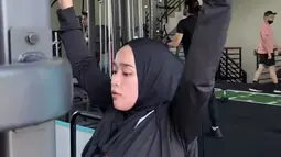 Berbagai jenis olahraga angkat beban ia coba untuk membakar kalori. Tentu saja Ririe Fairus punya pelatih sendiri untuk membimbingnya selama beraktivitas fitness dan gym.(Liputan6.com/IG/@ririe_fairus).