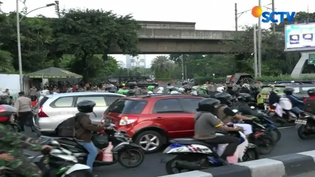 Mengantisipasi kemacetan dampak aksi unjuk rasa di kawasan Monas arus lalu-lintas menuju Jalan Merdeka Selatan dan Merdeka Utara ditutup.