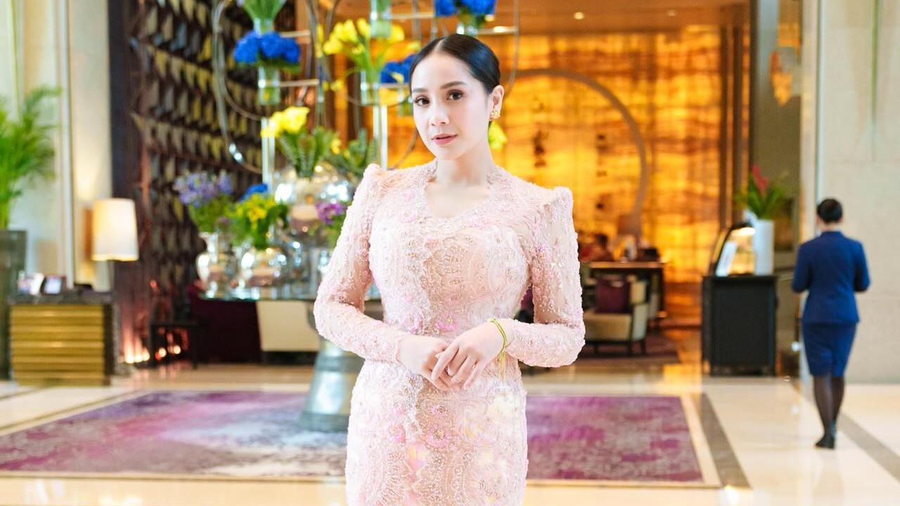 Hadiri Acara di Bangkok, Potret Cantik Nagita Slavina Berkebaya Disebut Aura Ibu Pejabat