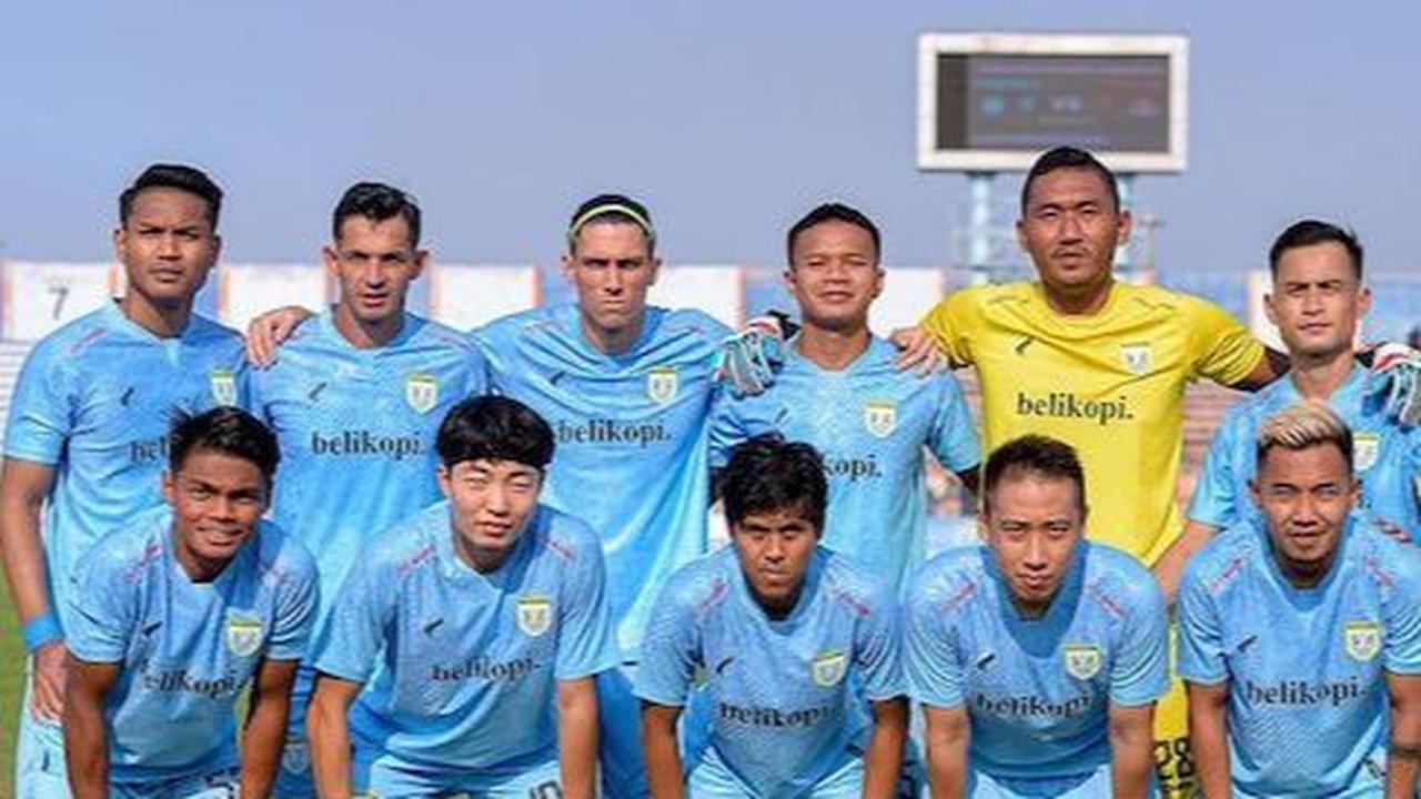 Yuhronur tidak hanya menjadi orang nomor satu di lingkungan Pemkab Lamongan, ia ternyata juga CEO Persela, klub sepak bola Liga 2 Indonesia asal kota pecel lele itu dan punya segudang prestasi lain.