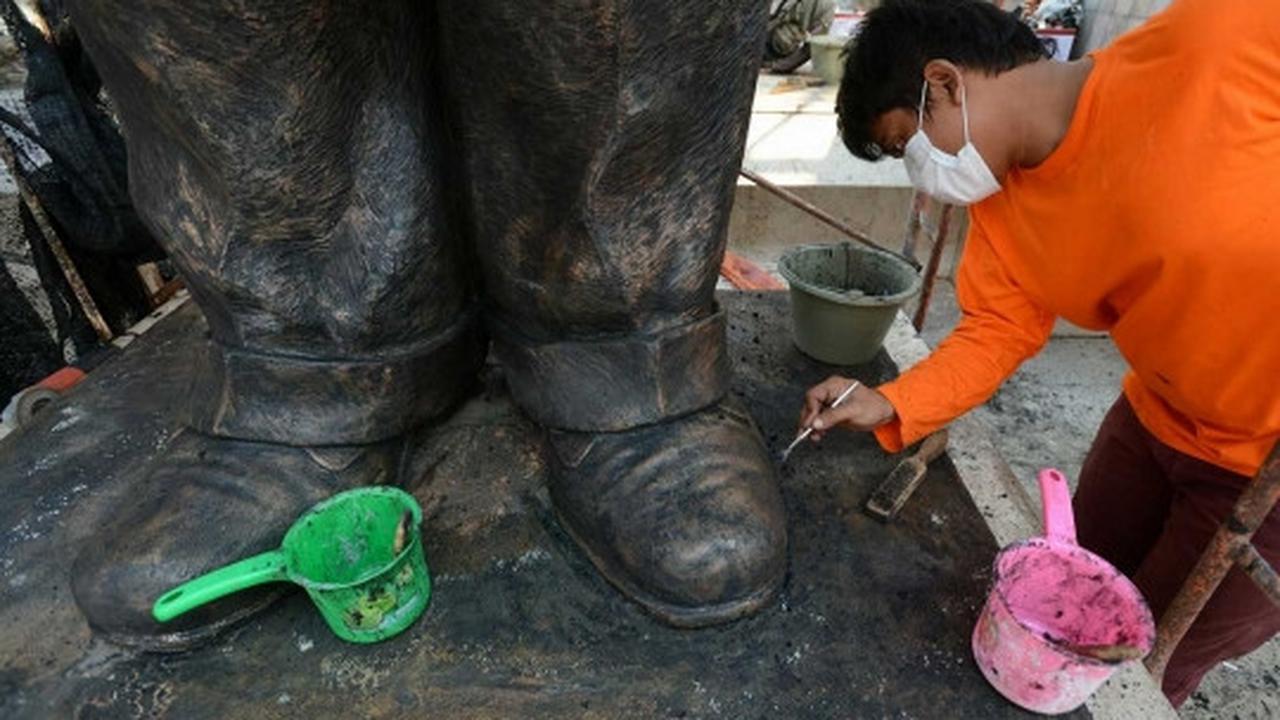 Melihat perawatan patung Soekarno-Hatta di Tugu Proklamasi