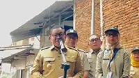 Gubernur DKI Jakarta Pramono Anung saat meninjau Anak Kali Krukut. (Foto: Liputan6.com/Tisha Maulida Fazriah).