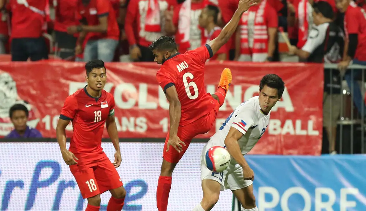 Duel atara Anumanthan Mohan Kumar (tengah) dengan Gerardo Valmayor. (Bola.com/Arief Bagus)