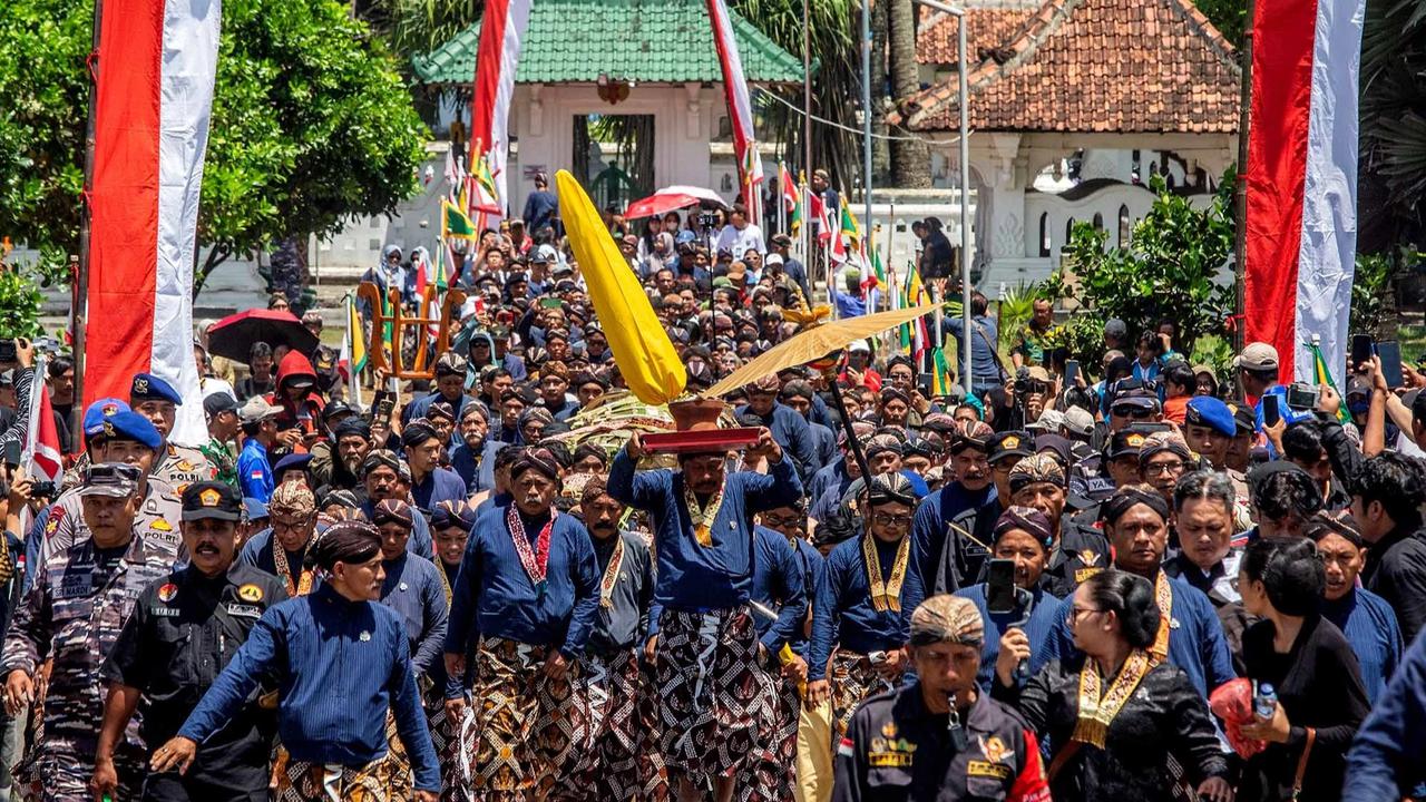 FOTO: Labuhan Parangkusumo,  Tradisi Syukur Tahunan Keraton Yogyakarta