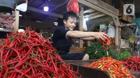 Pedagang menata dagangannya di Pasar Senen, Jakarta, Selasa (5/5/2020). Badan Pusat Statistik (BPS) mencatat inflasi pada April 2020 sebesar 0,08% yang disebabkan permintaan barang dan jasa turun drastis akibat pandemi COVID-19. (Liputan6.com/Angga Yuniar)