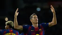 Ekspresi Robert Lewandowski usai menjebol gawang Real Sociedad, Minggu (28/9/2025) (AP Photo/Joan Monfort)