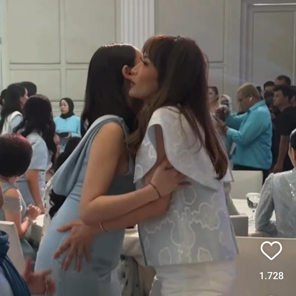 Komentar Kocak Regi Datau Lihat Ayu Dewi Cipika-cipika sama Banyak Artis: Gak Takut Pipinya Lecet atau Tulangnya Geser?
