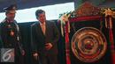 Wakil Presiden Jusuf Kalla (kanan) usai memukul gong tanda pembukaan Aseanapol Conference di Jakarta, Selasa (4/8/2015). ASEANAPOl ke-35 mengusung salah satu poin kesepakatan bersama lembaga polisi se-ASEAN lainnya . (Liputan6.com/Faizal Fanani)