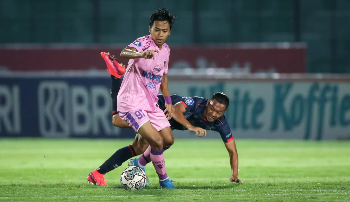 Pemain Persita Tangerang, Moh. Edo Febriansyah (kiri) berebut bola dengan pemain Arema FC, Dendi Santoso saat laga pekan kesembilan BRI Liga 1 2021/2022 antara Arema FC melawan Persita Tangerang di Stadion Sultan Agung, Bantul, Rabu (27/10/2021). (Bola.com/Bagaskara Lazuardi)