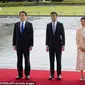 Perdana Menteri Jepang Fumio Kishida dan istrinya Yuko berpose bersama Rishi dan Akshata saat di Taman Peringatan Perdamaian Hiroshima. (Sumber: AFP)
