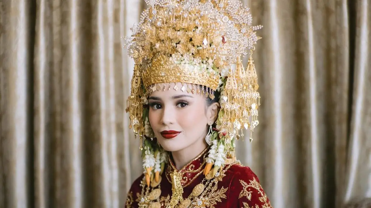 6 Pesona Beby Tsabina Jadi Pengantin Aceh saat Akad Nikah, Tampil Bold Dipulas Lipstik Merah Merona