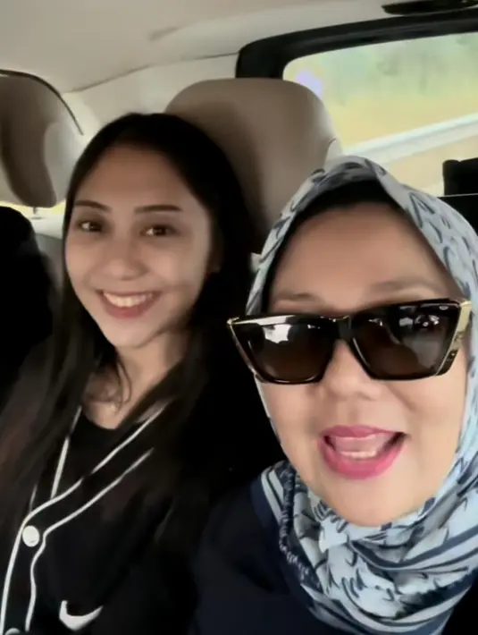 Tak hanya berdua, mereka turut membawa ibu, suami, dan anak-anak mereka. [@yorafebriana].