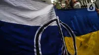 Masyarakat dari "Solidaritas untuk Rakyat Ukraina" membawa bendera Rusia dan Ukrainan di depan Kedubes Rusia, Jakarta, Jumat (4/3/2022). Mereka menyerukan kepada Dubes Rusia di Indonesia untuk bersuara menghentikan serangan yang dilakukan Rusia terhadap Ukraina. (Liputan6.com/Johan Tallo)