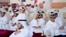 Pemilik unta menunggu hasil Kontes Kecantikan Unta di Qatar Camel Mzayen Club, Ash-Shahaniyah, Qatar, 2 Desember 2022. Sebelum kompetisi dimulai, para ahli memeriksa unta menggunakan sinar-X untuk menghindari penipuan dan memeriksa apakah hewan tersebut tidak menjalani operasi tambahan. (AP Photo/Natacha Pisarenko)