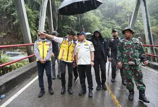 Menteri Dalam Negeri (Mendagri) sekaligus Ketua Satuan Tugas (Satgas) Percepatan Rehabilitasi dan Rekonstruksi (PRR) Pascabencana Sumatera, Muhammad Tito Karnavian, memastikan pembangunan jalan dan jembatan terdampak bencana di Kabupaten Bener Meriah, Aceh, mengutamakan aspek keselamatan masyarakat.