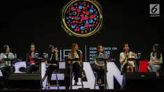 Anchor Andini Effendi (kedua kanan) saat menjadi narasumber dalam Conference on Indonesian Foreign Policy 2017 di Jakarta, Sabtu (21/10). Sesi tersebut membahas tantangan dan peluang di depan bagi generasi Indonesia Y. (Liputan6.com/Faizal Fanani)