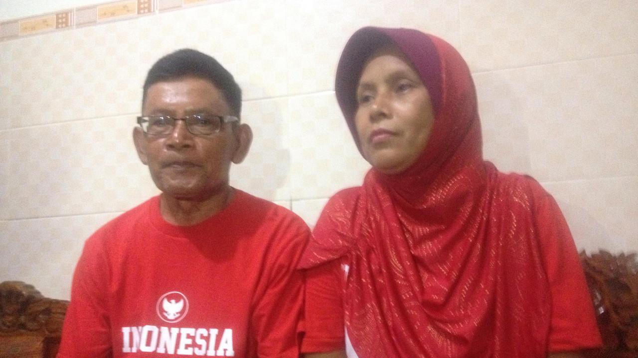  Jumiah (kanan), ibunda penyerang timnas Indonesia, Andik Vermansyah