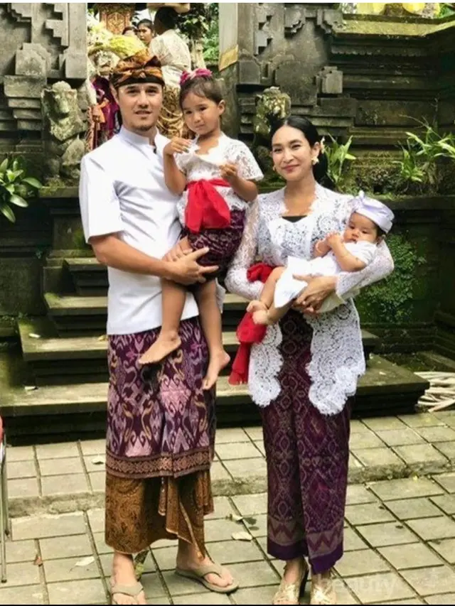 Potret pakaian adat Bali Payas Alit (Sumber: Instagram/happysalma)
