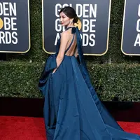 Lipstik Merah di Golden Globes 2019. (Instagram/gemma_chan).