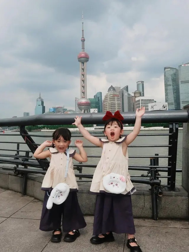 Gaya Liburan Felicya Angelista Liburan ke Shanghai, Percaya Diri dengan Dress Vintage Modern yang Soroti Body Ramping