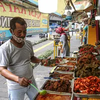 Lauk-pauk disajikan di warung nasi kapau di kawasan Senen, Jakarta Pusat, Senin (19/10/2020). Pelonggaran pembatasan sosial berskala besar (PSBB) kembali ke fase transisi disambut baik oleh para pelaku usaha kuliner karena pengunjung dapat kembali bersantap di tempat. (Liputan6.com/Faizal Fanani)
