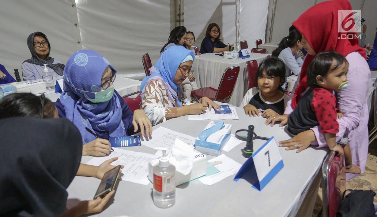 Sejumlah dokter spesialis kulit melayani warga untuk pemeriksaan kulit di komplek Rusunawa Muara Baru, Jakarta, Selasa (14/5/2019). Setiap warga berkesempatan untuk berkonsultasi dan mendapatkan pelayanan dari para dokter spesialis kulit secara cuma-cuma. (Liputan6.com/Fery Pradolo)