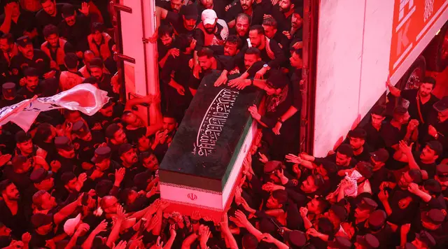 Pemakaman Ali Khamenei Diwarnai Perang Baru Iran-AS