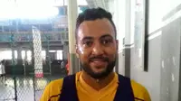 Pemain asal Brasil, Marcelo de Sauza, saat ini mengikuti seleksi di Semen Padang. Perkembangannya terus dipantau Nilmaizar. (Bola.com/Arya Sikumbang)