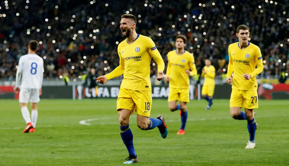 Pemain Chelsea Olivier Giroud (tengah) melakukan selebrasi usai mencetak gol ke gawang Dynamo Kiev pada leg kedua babak 16 besar Liga Europa di Stadion NSK Olimpiyskiy, Kiev, Ukraina, Jumat (15/3). Chelsea menang 5-0. (REUTERS/Valentyn Ogirenko)