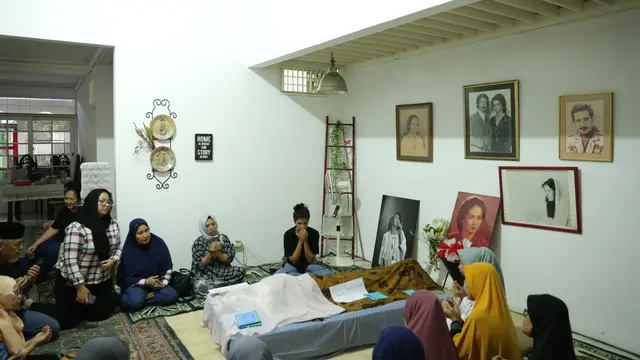 [Fimela] Suasana Rumah Duka Ade Irawan