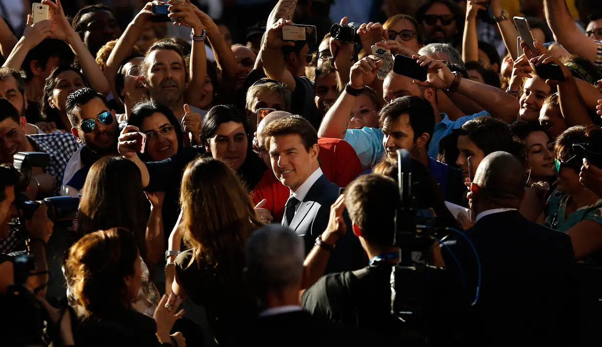 Aktor Tom Cruise menyapa pengemarnya saat tiba menghadiri pemutaran film "The Mummy" di Madrid, Spanyol (29/5). The Mummy akan diputar di Indonesia pada 7 Juni 2017 mendatang. (AP Photo / Francisco Seco)