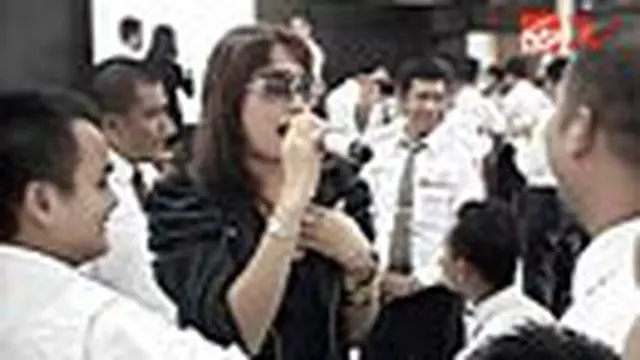 Melinda Menghibur Peserta Diktat