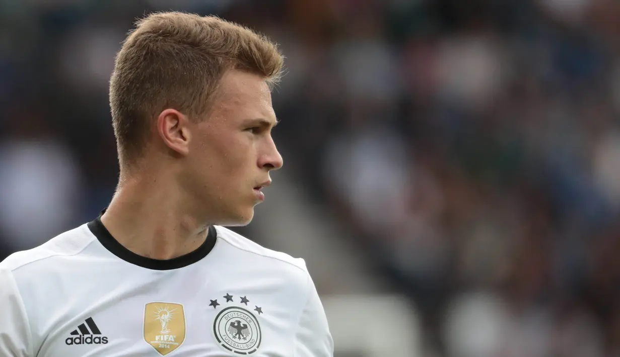 5. Joshua Kimmich (Jerman) - Pemain yang bisa bermain sebagai bek sayap dan juga gelandang ini selalu disebut sebagai bintang masa depan tim Panser. Masih berusia 22 tahun namun penampilannya sangat lugas. (AFP/Kenzo Tribouillard)