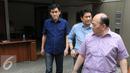 Tiga terpidana KPK, Andri Tristianto Sutrisna (kanan), Trinanda Prihantoro (tengah) dan Ariesman Widjaja berjalan meninggalkan Rutan KPK dan akan dipindahkan ke Lapas Sukamiskin, Jakarta, Kamis (8/9). (Liputan6.com/Helmi Afandi)
