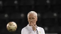 Menurut pelatih Didier Deschamps, kekebalan tubuh pemain mungkin sedikit menurun karena kepadatan intensitas turnamen. Selain itu, penggunaan AC juga mempengaruhi bagaimana virus itu menular. (AP Photo/Christophe Ena)