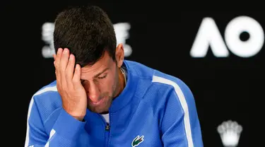 Ekspresi petenis asal Serbia Novak Djokovic saat konferensi pers menyusul kekalahannya dari petenis asal Italia Jannik Sinner di semifinal kejuaraan tenis Australian Open 2024 di Melbourne Park, Melbourne, Australia, Jumat (26/1/2024). (AP Photo/Louise Delmotte)