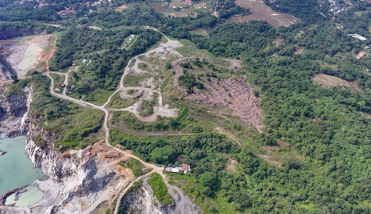 Tidak lagi terdengar suara mesin dari sejumlah alat berat, truk pengangkut, maupun lalu lalang kendaraan tambang lainnya di kawasan tersebut. Semuanya kini menghilang dari pandangan. (merdeka.com/Arie Basuki)