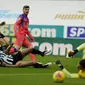 Pemain Newcastle Matt Ritchie, kiri, menembak ke gawang selama pertandingan sepak bola Liga Utama Inggris antara Newcastle United v Chelsea di St.James 'Park di Newcastle, Inggris, Sabtu, 21 November 2020. (Owen Humphreys / Pool via AP)