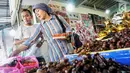 Pembeli memilih kurma yang dijual di Pasar Tanah Abang, Jakarta, Kamis (2/5). Menjelang bulan Ramadan, permintaan buah kurma meningkat dua kali lipat dibanding hari biasa. (Liputan6.com/JohanTallo)