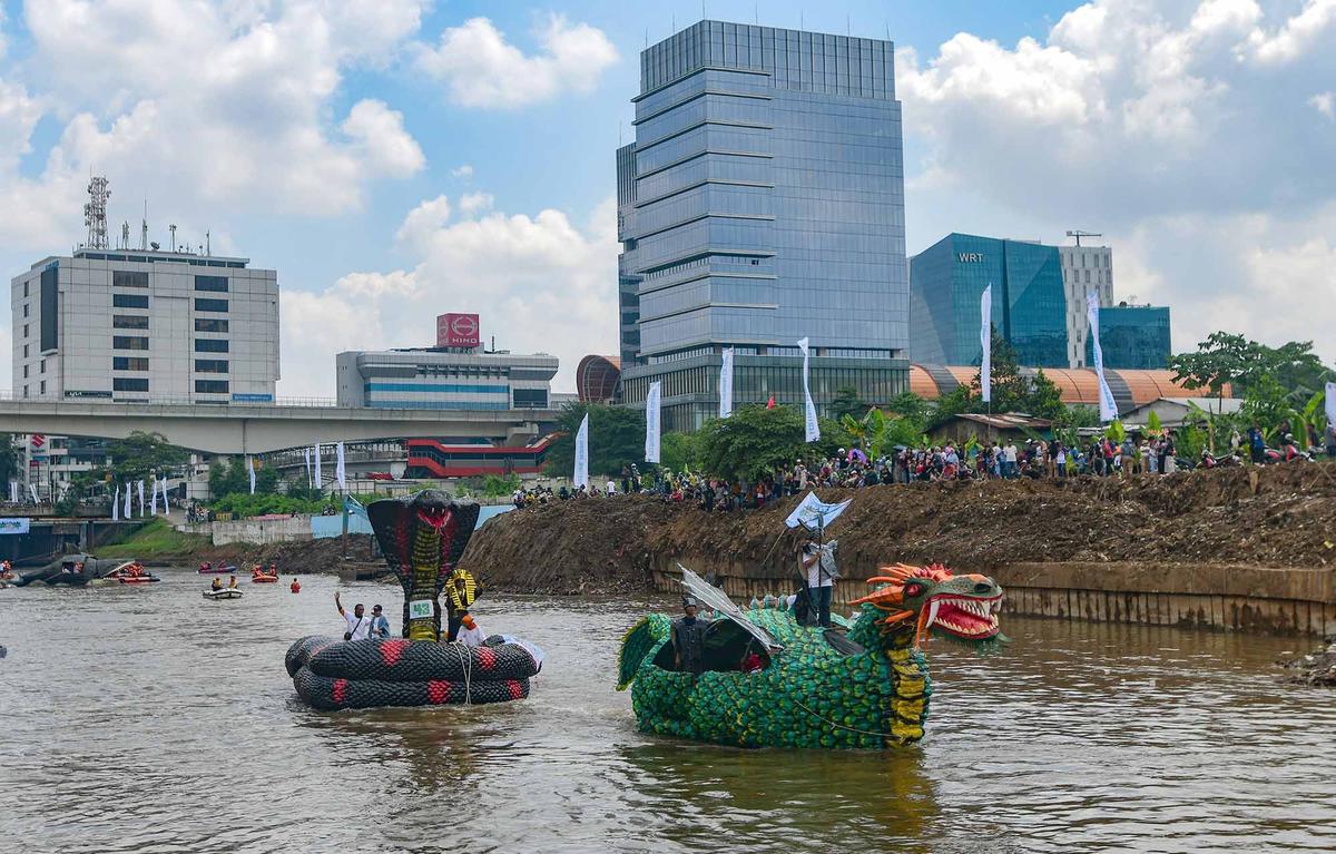 Foto: Seru! Festival Perahu Daur Ulang Hiasi Ciliwung, 43 Perahu Melaju dari Sampah Plastik