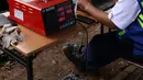 Petugas memeriksa emisi mobil di Jakarta Barat, Rabu (13/1/2021). Dinas Lingkungan Hidup DKI Jakarta mengumumkan kendaraan yang tidak mengikuti uji emisi atau tidak lulus uji emisi gas buang akan dikenakan disinsentif tarif parkir yang tinggi dan tilang. (Liputan6.com/Angga Yuniar)