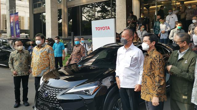 Menteri Koordinator Bidang Perekonomian Airlangga Hartarto menerima sebanyak 143 unit mobil listrik type Lexus UX300 E dari Toyota Astra Motor (TAM).