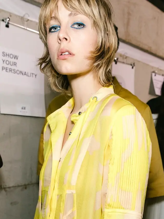 [Bintang] Samarkan Wajah Lelah dengan Pengaplikasian Eyeliner yang Vibrant Ini