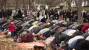 Warga Muslim melaksanakan Salat Jumat berjamaah di depan Gedung Putih, Washington DC, Amerika Serikat (AS), Jumat (8/12). Para warga muslim ini memprotes keputusan Presiden AS Donald Trump mengakui Yerusalem sebagai ibu kota Israel. (mari matsuri / AFP)