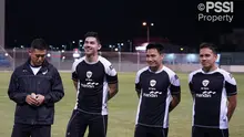 Pemain Timnas Indonesia, Sandy Walsh (kedua kiri), Witan Sulaeman (kedua kanan), dan Egy Maulana Vikri (kanan) saat mendengarkan instruksi pelatih Shin Tae-yong ketika melakukan latihan menjelang Kualifikasi Piala Dunia 2024 melawan Bahrain di Hamad Town Youth & Sports Ground, Minggu, 6 Oktober 2024. (Dok. PSSI)