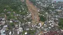Sebuah pemandangan udara menunjukkan lingkungan yang terkena tanah longsor di Petropolis, Brasil, Rabu (16/2/2022). Pihak berwenang melaporkan, Hujan yang sangat deras memicu tanah longsor dan banjir di wilayah pegunungan di negara bagian Rio de Janeiro, menewaskan banya. (AP Photo/Silvia Izquierdo)