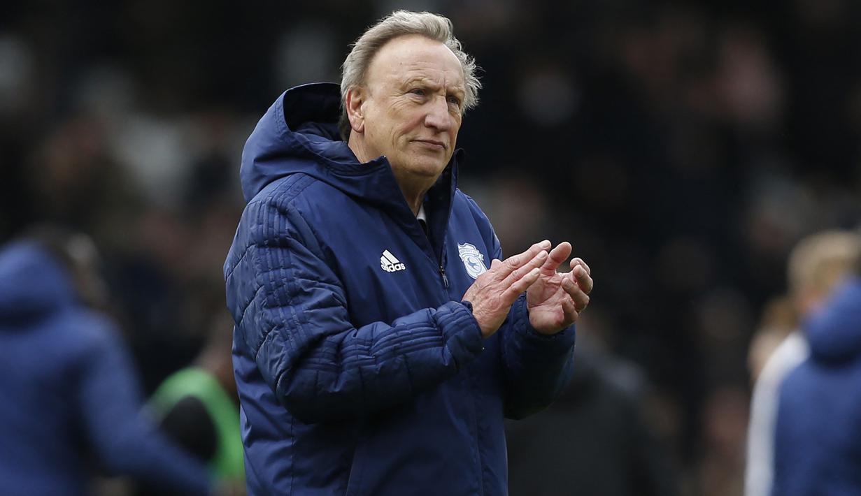 Neil Warnock. Pelatih asal Inggris ini menjalani laga terakhir bersama Cardiff City di Premier League Liga Inggris saat menghadapi MU, 12 Mei 2019 kala berusia 70 tahun dan 162 hari dengan hasil akhir menang 2-0. Setelah itu ia membesut Middlesbrough di Championship. (AFP/Ian Kington)